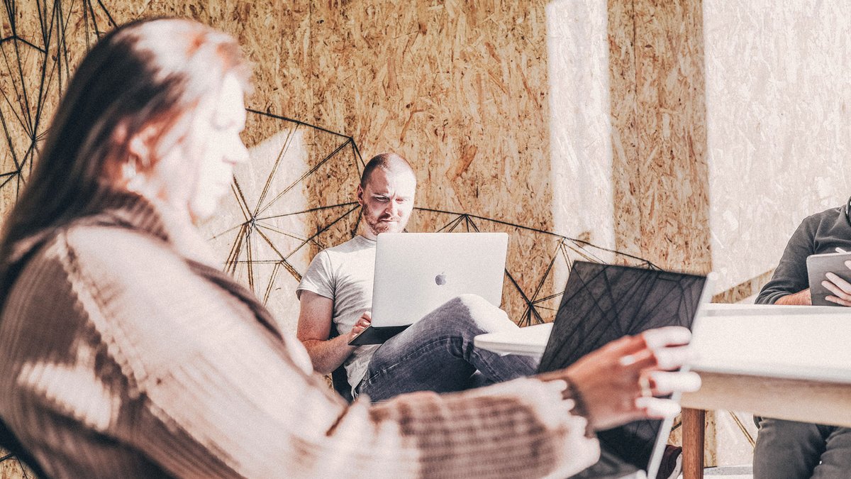 Art-Director im Austausch mit Kollegen