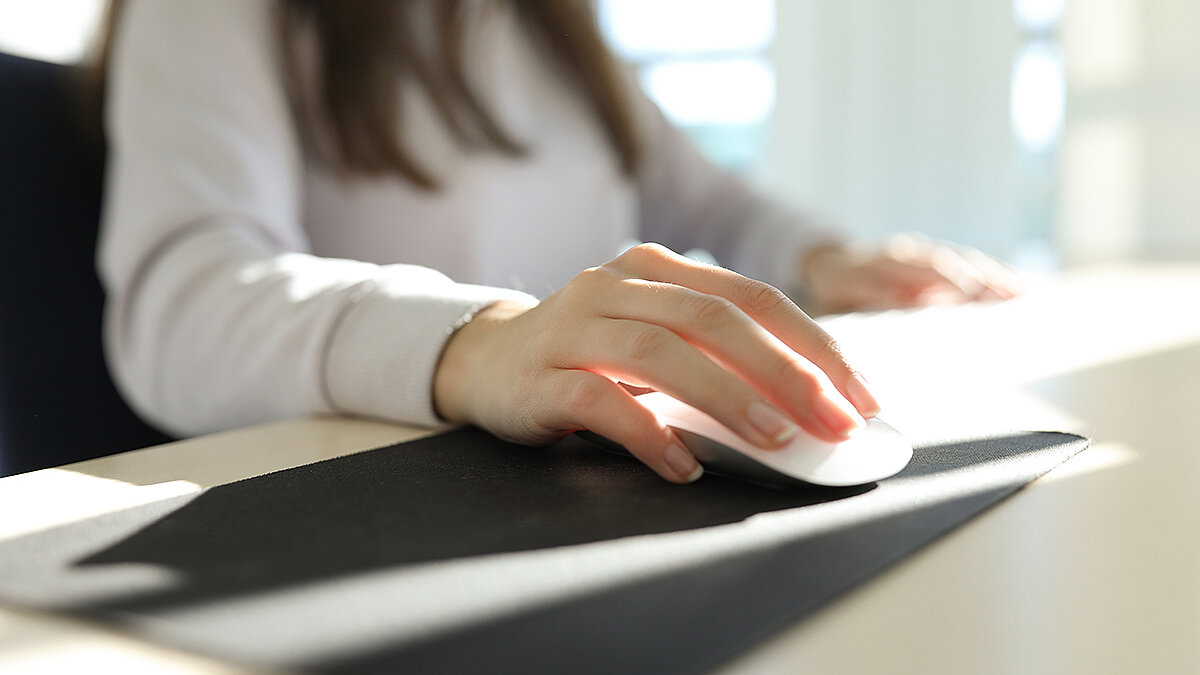 Shopware 6 Zu sehen ist eine Mitarbeitern an einem PC